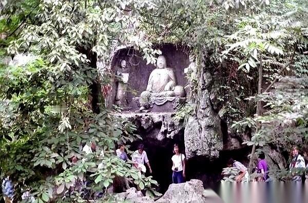 七八十年代出差，最要命的不是舟车劳顿。而是你下了火车，口袋里揣着钱，却发现自己