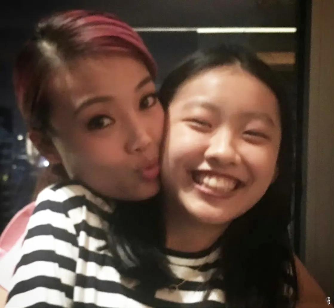 陈奕迅女儿陈康堤登台表演，容祖儿专程到场暖心助阵，妥妥看着小姑娘长大的长辈。容祖