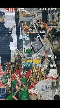 他只是买东西，却成了老板娘的救命恩人苏州一男子到超市购物结账时，老板娘突然毫
