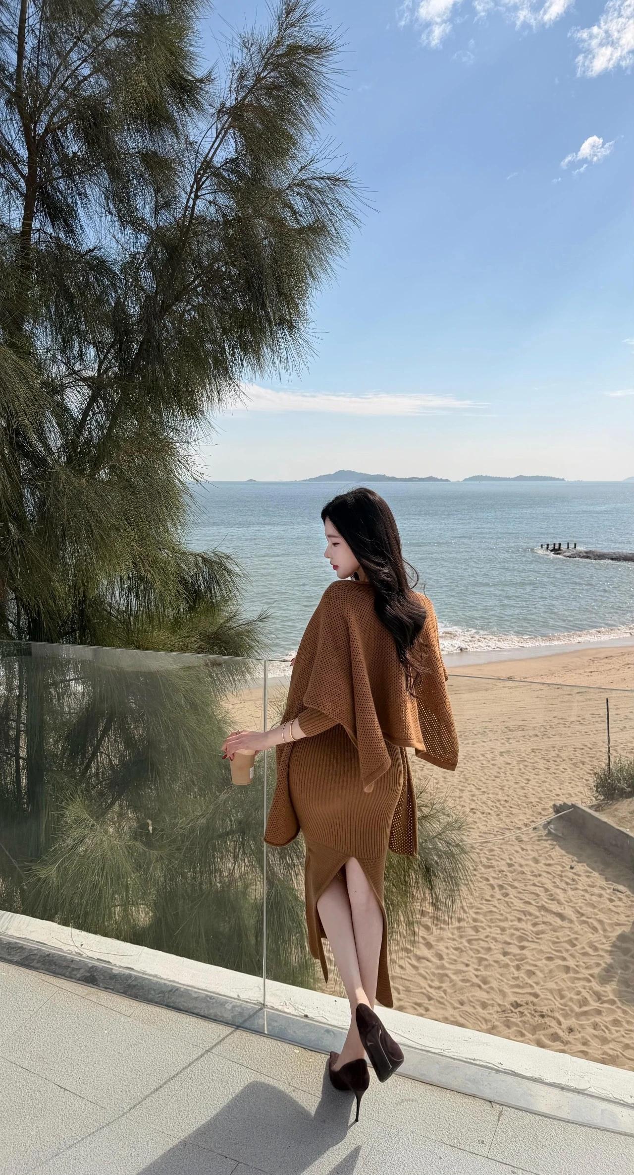 碧海潮生处，美人倚栏杆。