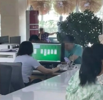 "窗口对面市民站着等，她电脑上扑克牌已发牌！"辽宁本溪，有市民拍下震撼一幕：疑似