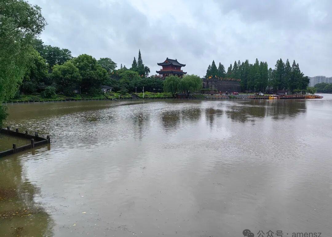 昨晚荆州下了一场暴雨，借两张图片让大家感受一下雨量是有多大。还好还好，今天雨势明