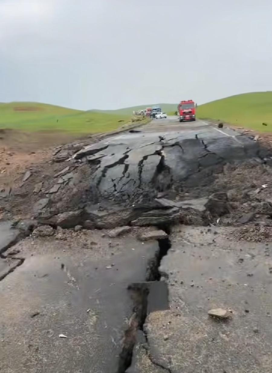 东乌旗331国道危化品车，这威力太大了，事发位置国道被炸一个大坑，路都断裂了，以