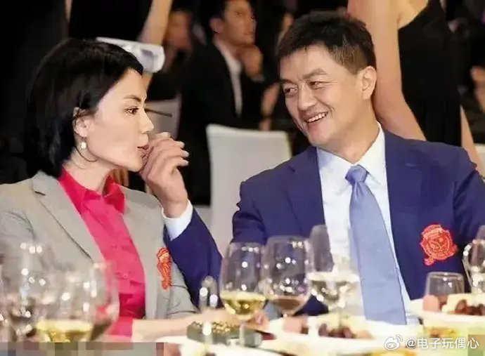 李亚鹏当年对王菲应该是爱的轰轰烈烈的吧......