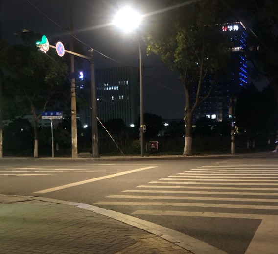 我有一个情人，谈了三年零四个月，不是不爱了，而是因为太爱不得不放手。亲爱的先生，