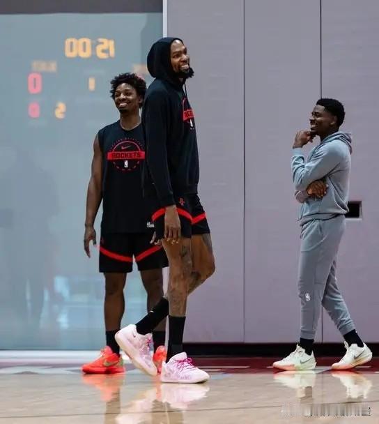 火箭队记Bradeaux真是过于担忧了！明天火箭将会在客场挑战勇士，值得一提的是