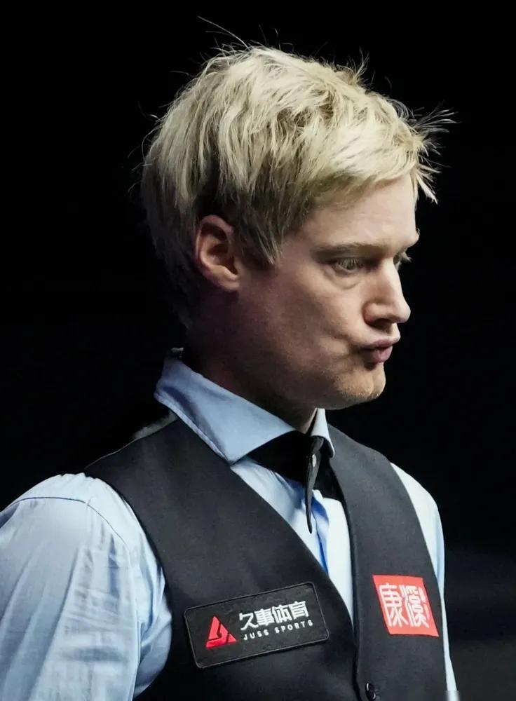 斯诺克世锦赛出大事了！世界冠军罗伯逊脑子短路，台面还剩51分能赢，他直接过去跟庞