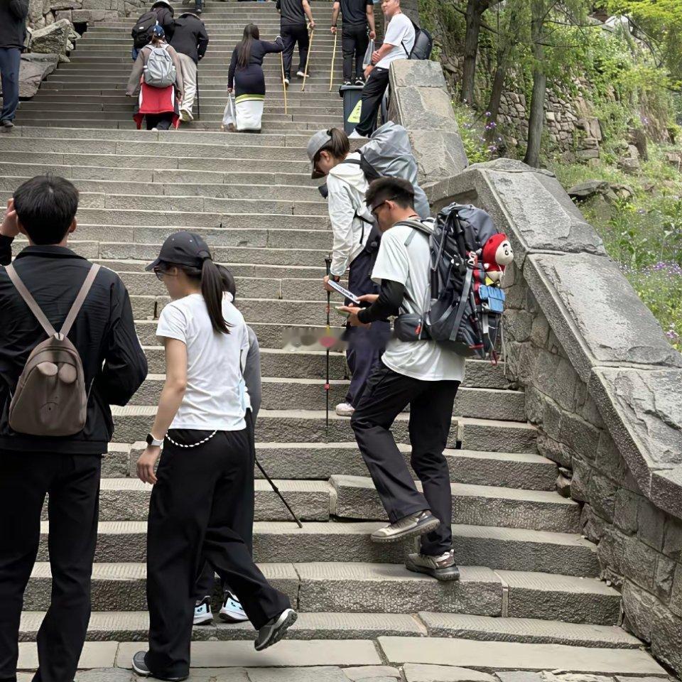 在泰山见到了传说中的陪爬，据介绍白7晚8，情绪价值给你拉满