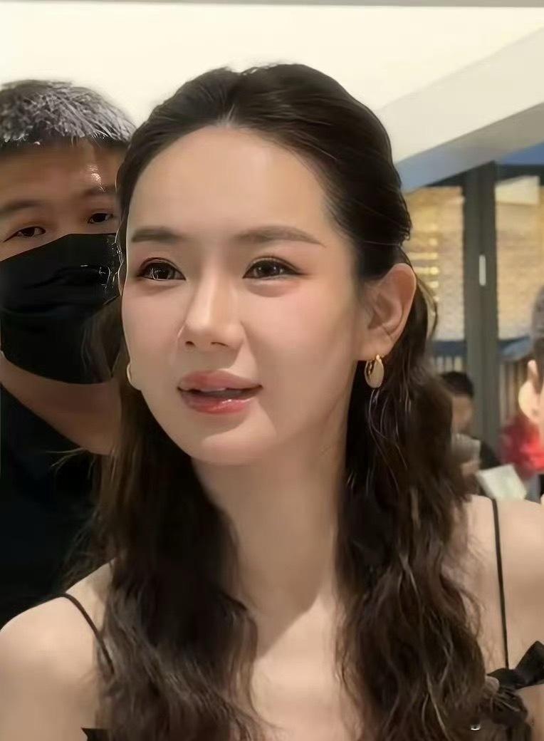 戚薇这面相是又变了吗？感觉不太一样了！