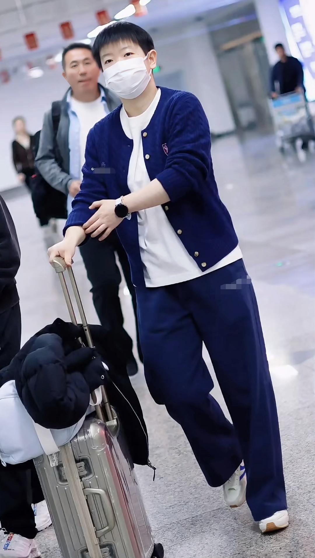 又见到孙颖莎真好！北京时间2月1日，传来孙颖莎的好消息，他们抵达海口，