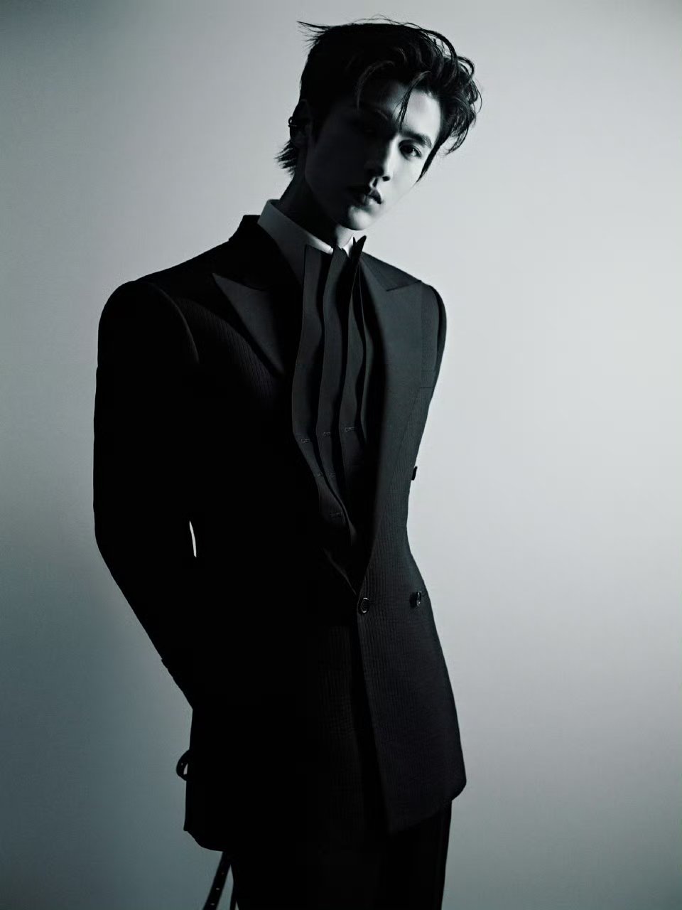 张凌赫工作室是内娱小生的榜样，营业和出图质量没得说。​都快跟凌赫工作室学学吧[