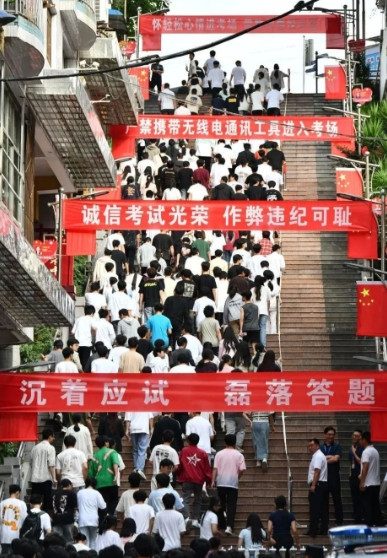 高考迎来坏消息，近200万考生“本科名额”或被挤掉？高考圈有个让人揪心的消息，