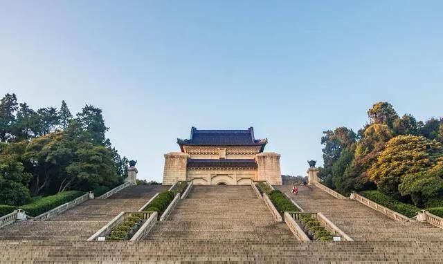 蔡正元教授提议，蒋介石葬在南京中山陵旁边是不合适的，不了解真实情况，只能
