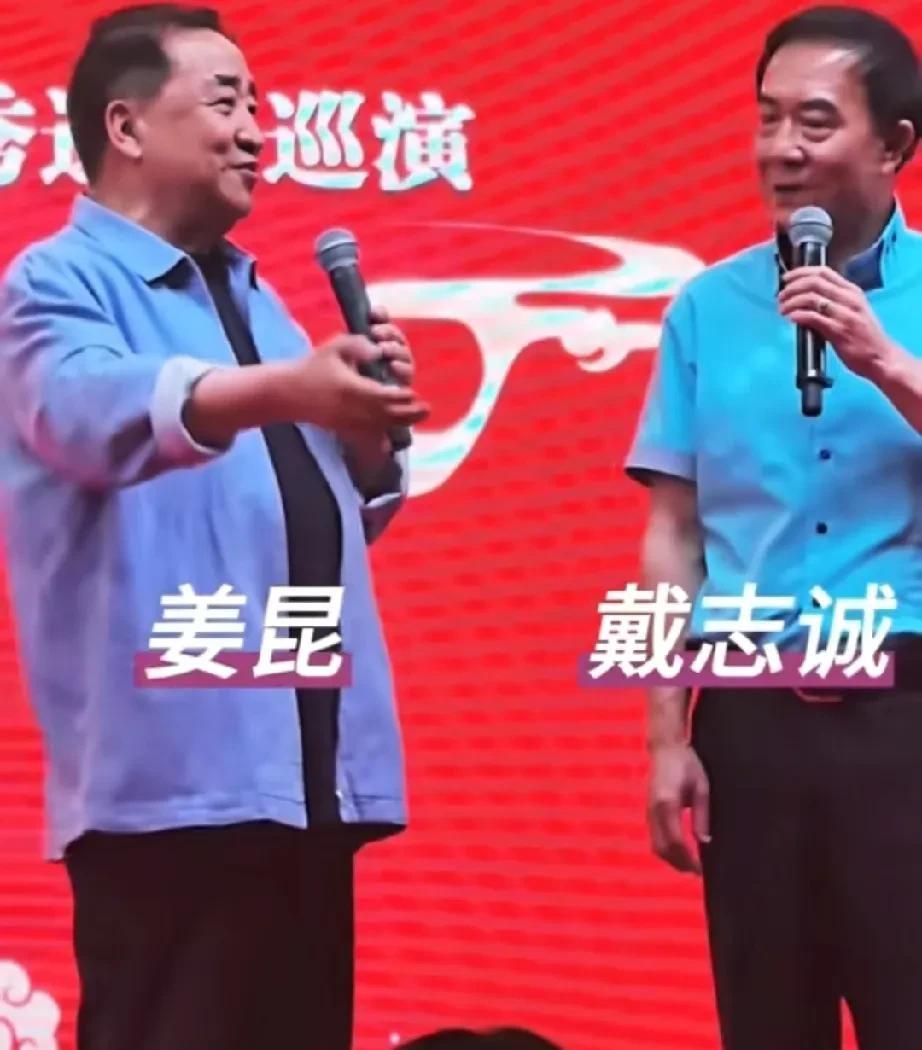 当郭德纲带领徒弟们忙着海外商演时，姜昆则忙着在各大院校巡回演出，不愧是老艺术家，