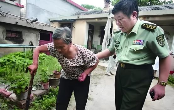 1985年，老山前线，17岁战士顾克路，被越军炮弹炸成“两截”，副连长孙兆群大喊