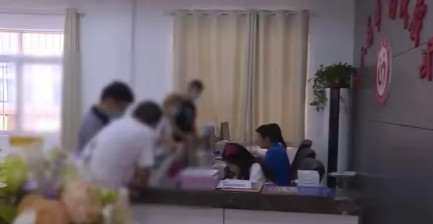 离谱到家了！”5月29日，湖北襄阳一对夫妻领结婚证时，竟互不知对方姓名，结果结婚