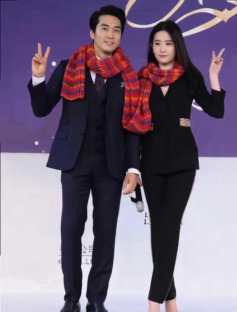 刘亦菲宋承宪同框，画报质感氛围感拉满宋承宪与刘亦菲同框，如同从画报里走出。一位