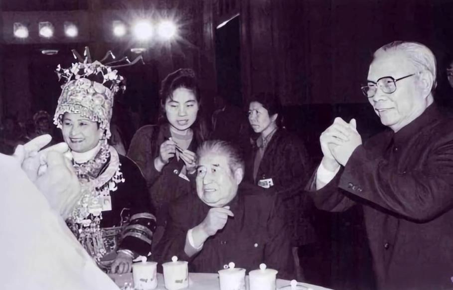 1992年3月14日，全国人大常委会副委员长彭冲（右一）与全国政协副主席杨静仁（