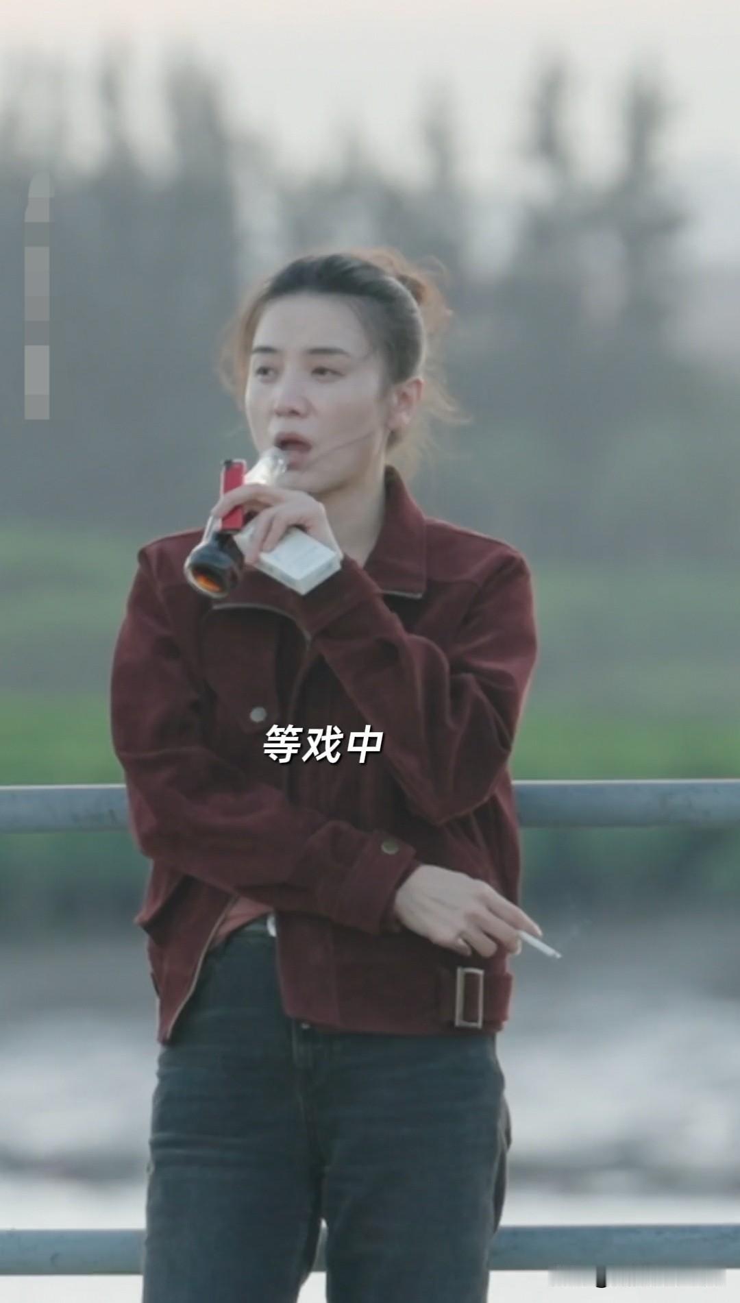 我怀疑姐就是会抽烟，太酷了[墨镜][墨镜][墨镜]宋佳，花是她的名，帅是她