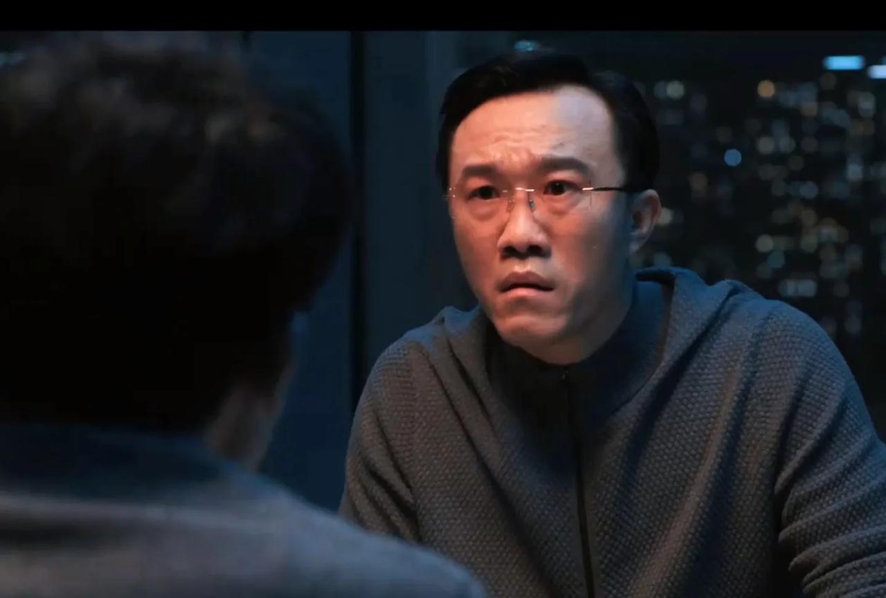 《以法之名》:陈胜龙和熊磊故意制造矿难…晚上，陈胜龙安排熊磊假扮成矿工到了万川