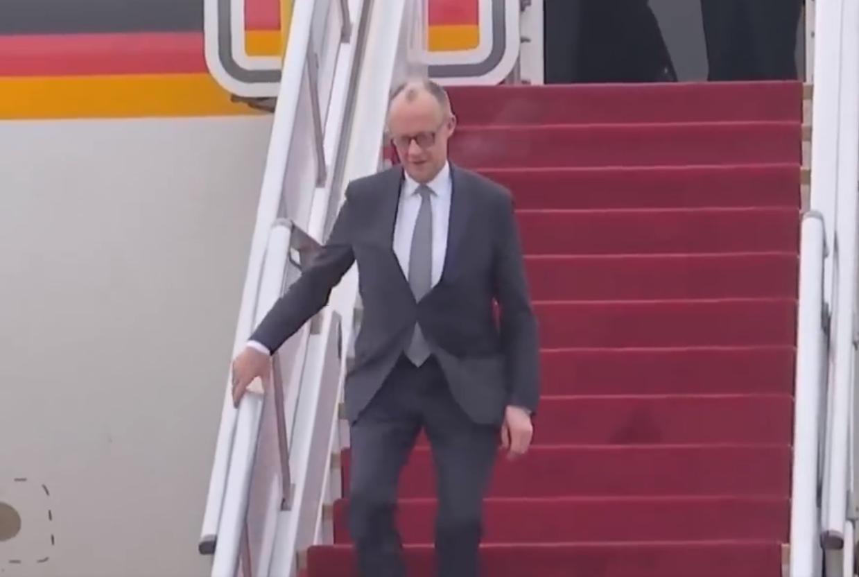 默茨访华，一个细节暴露他的心态：和访问印度完全不同！你有没有发现，默茨在下飞