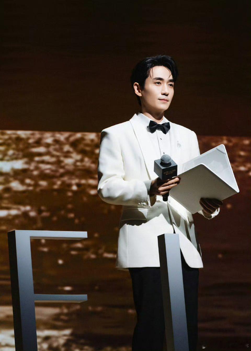 洁白的婚纱，手捧着鲜花朱一龙这个白色西装真的不是我的新郎吗