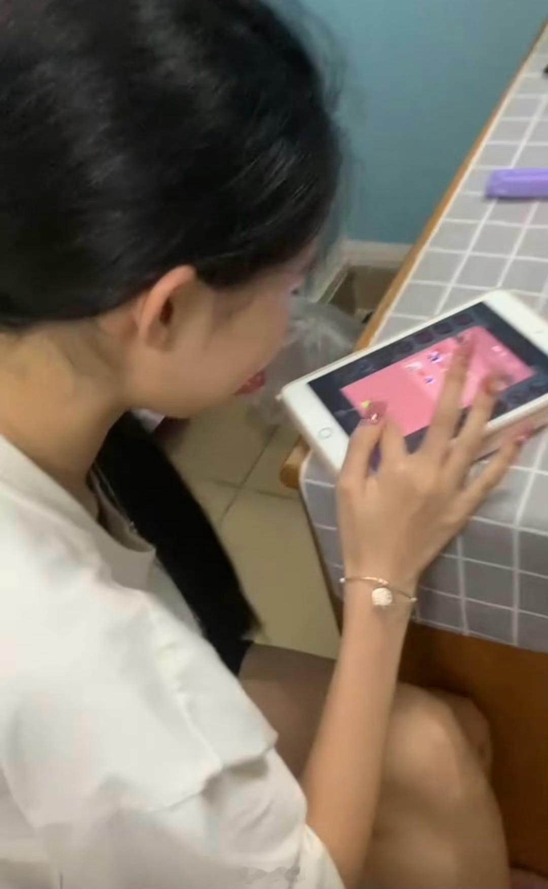 刷到一个好看的小姐姐还在用home键iPad。​​​