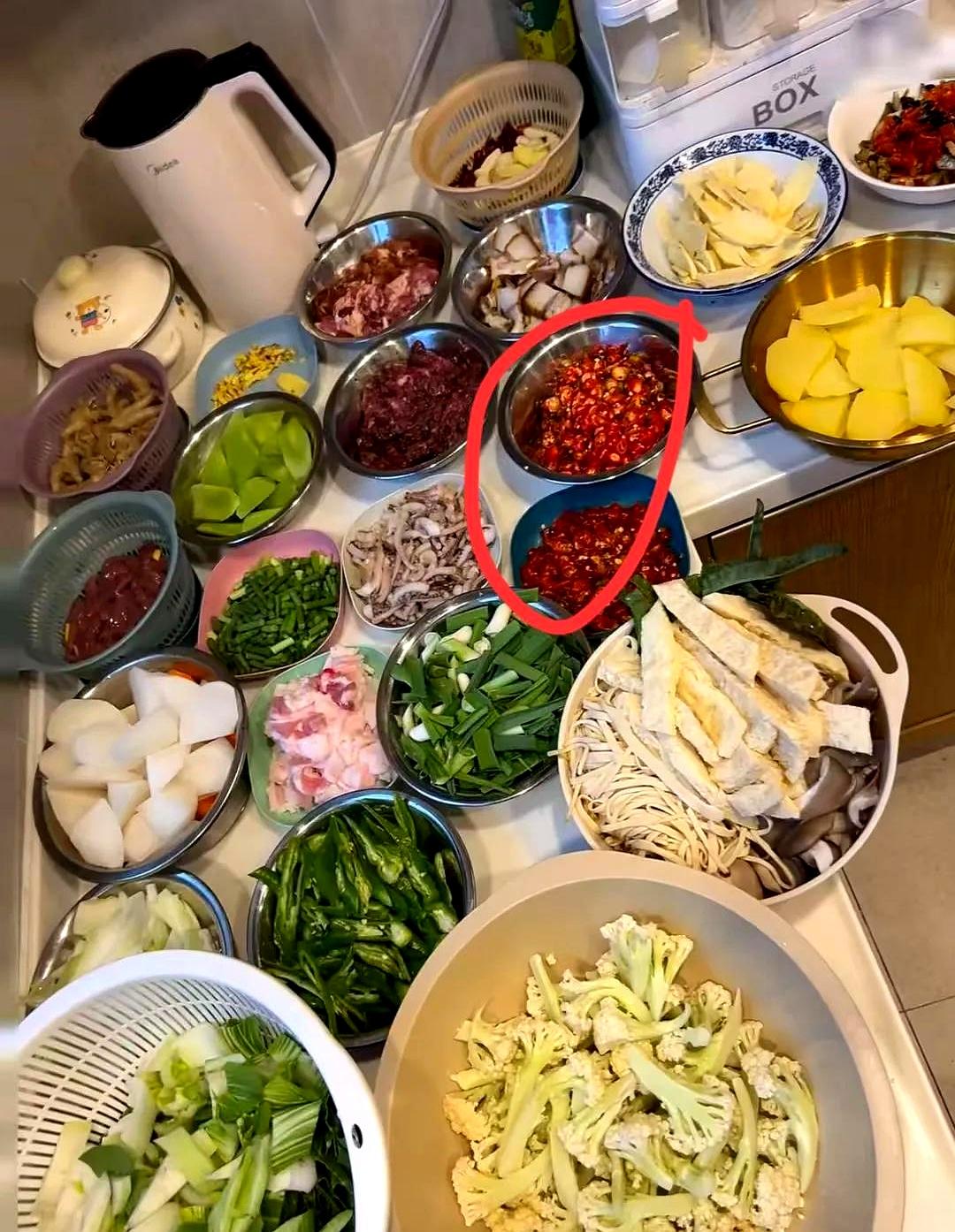 退休8天比上班还忙？全国老人都在演同一剧本！揉面剁馅、10口人饭菜连轴转、哄