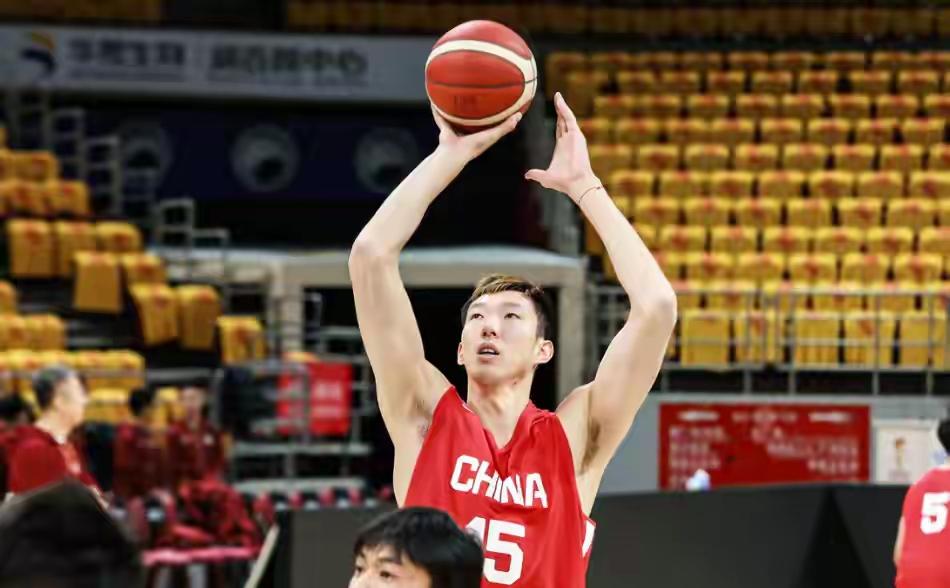 北京时间11月28日，男篮世界杯预选赛。中国男篮的队员打的比较紧，韩国队员比较放