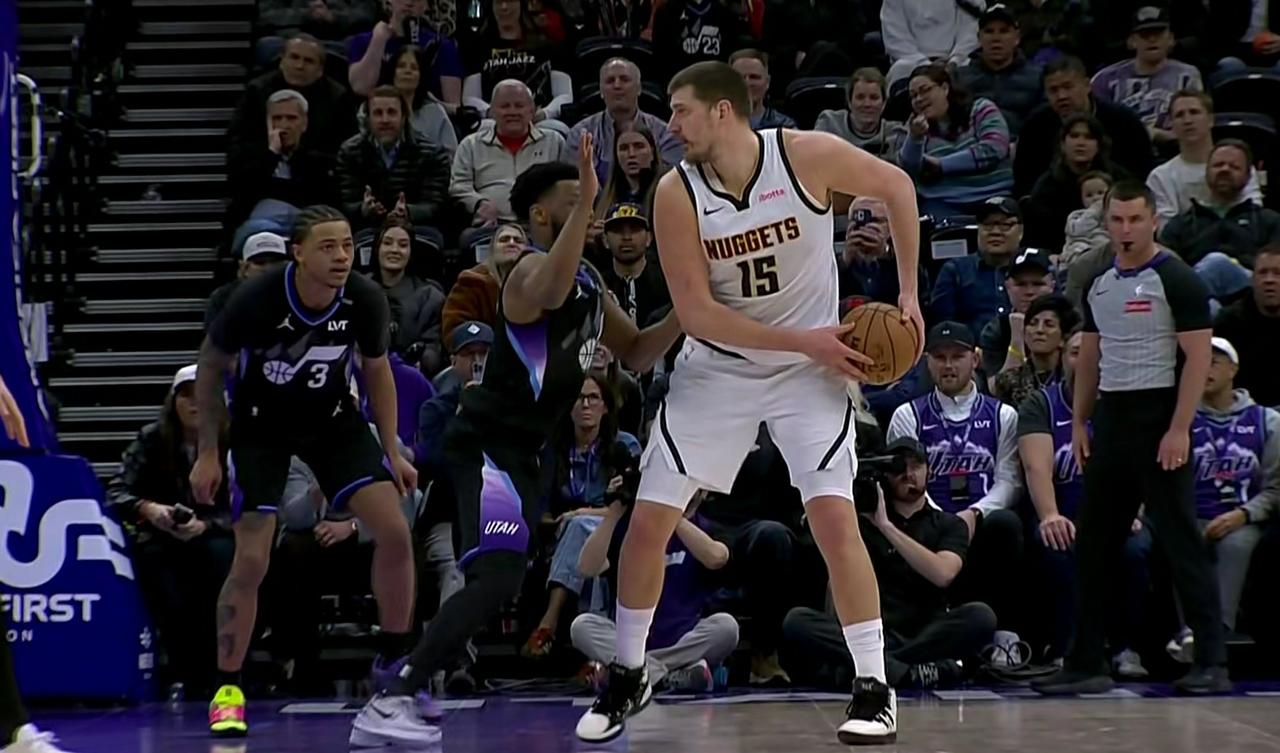 裁判太逆天了！明着保掘金！在掘金客场3分险胜爵士的末节决战时刻再度发生极其疯狂