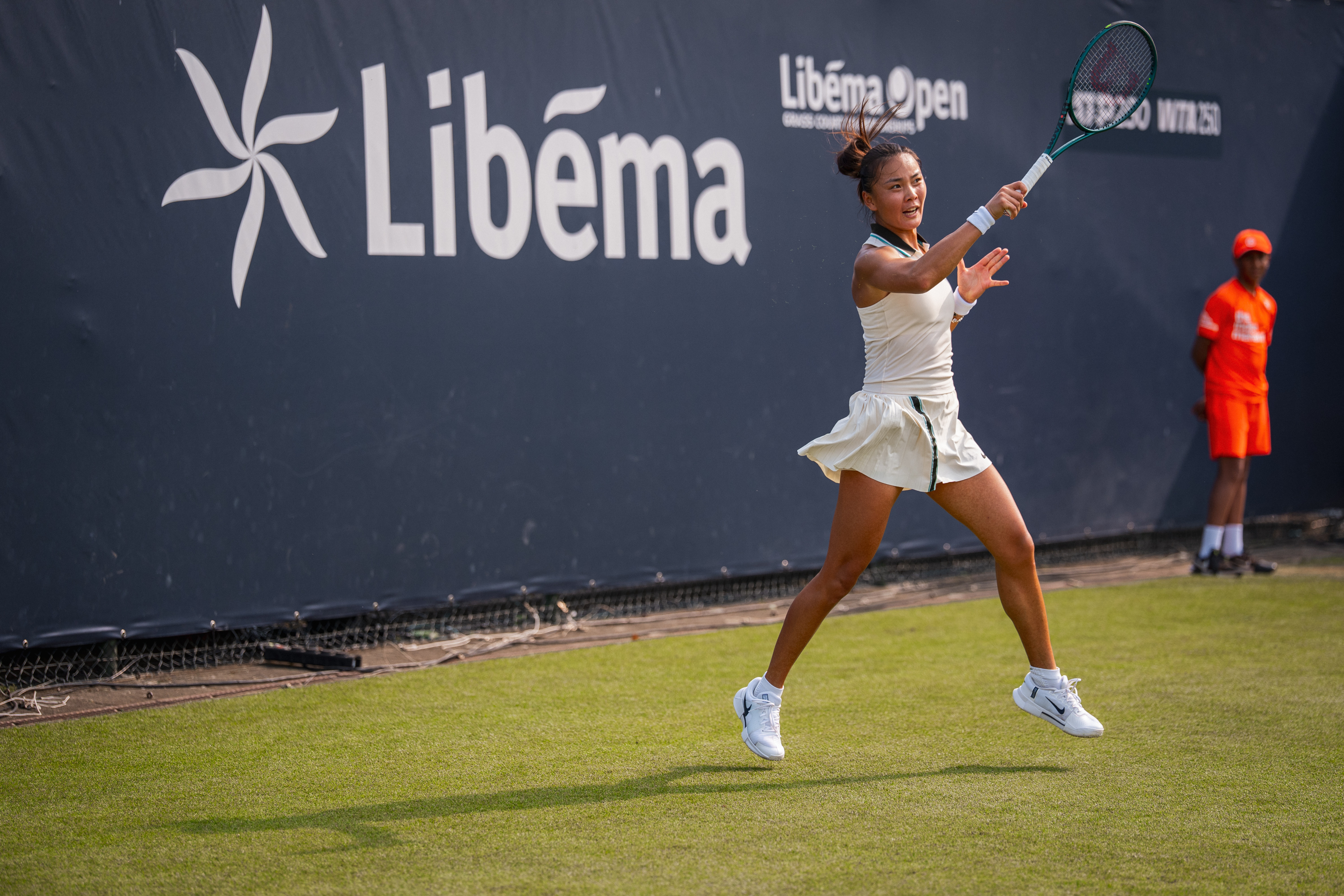 袁悦首进草地巡回赛八强✅WTA250斯海尔托亨博斯站第二轮，作为幸运落败者出战的