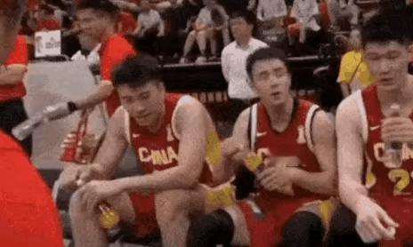 这是什么情况？对于老叔的一番唾沫横飞的战术安排，王俊杰似乎并不太接受，甚至有点