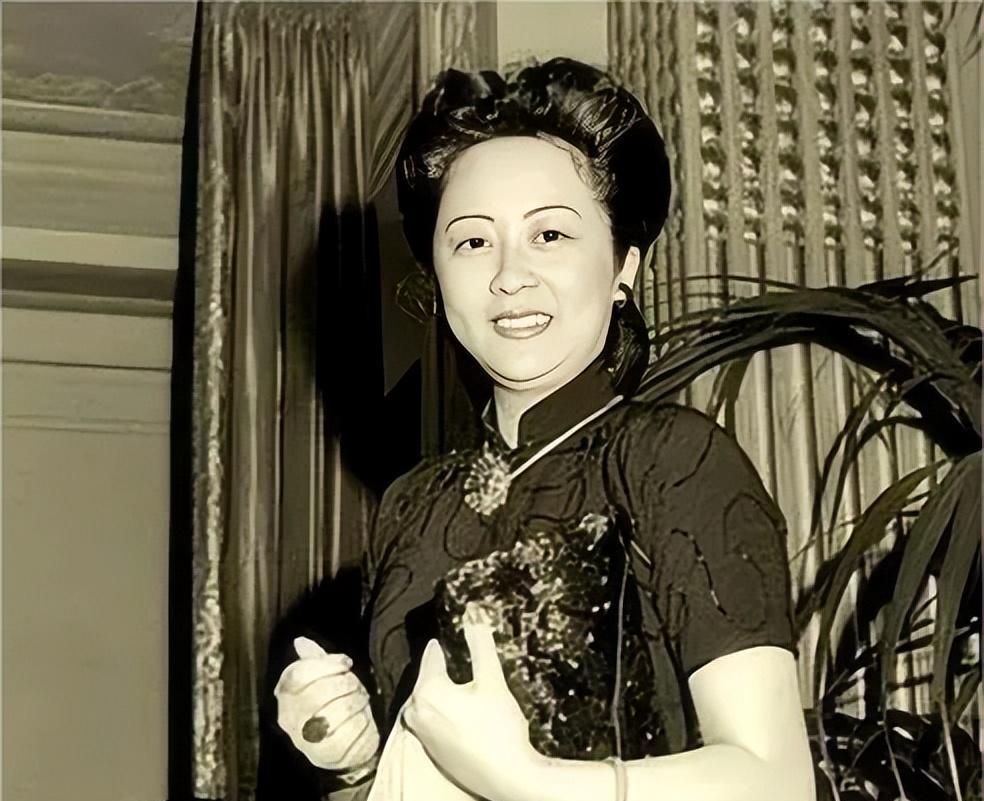 1939年，孔祥熙23岁长子，偷偷迎娶了妈妈宋霭龄40岁的牌友。得知消息，老两口