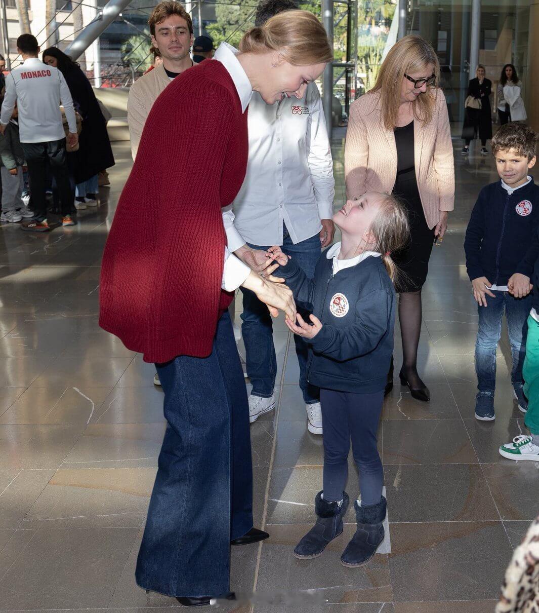 11.28摩纳哥王妃夏琳出席基金会活动，斗篷式毛衣来自maxmara