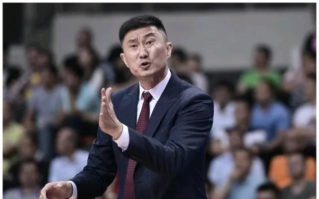看看北京北汽与山西男篮的惨烈比赛！突然间终于理解今年杜峰指导的英明神武了！3点原