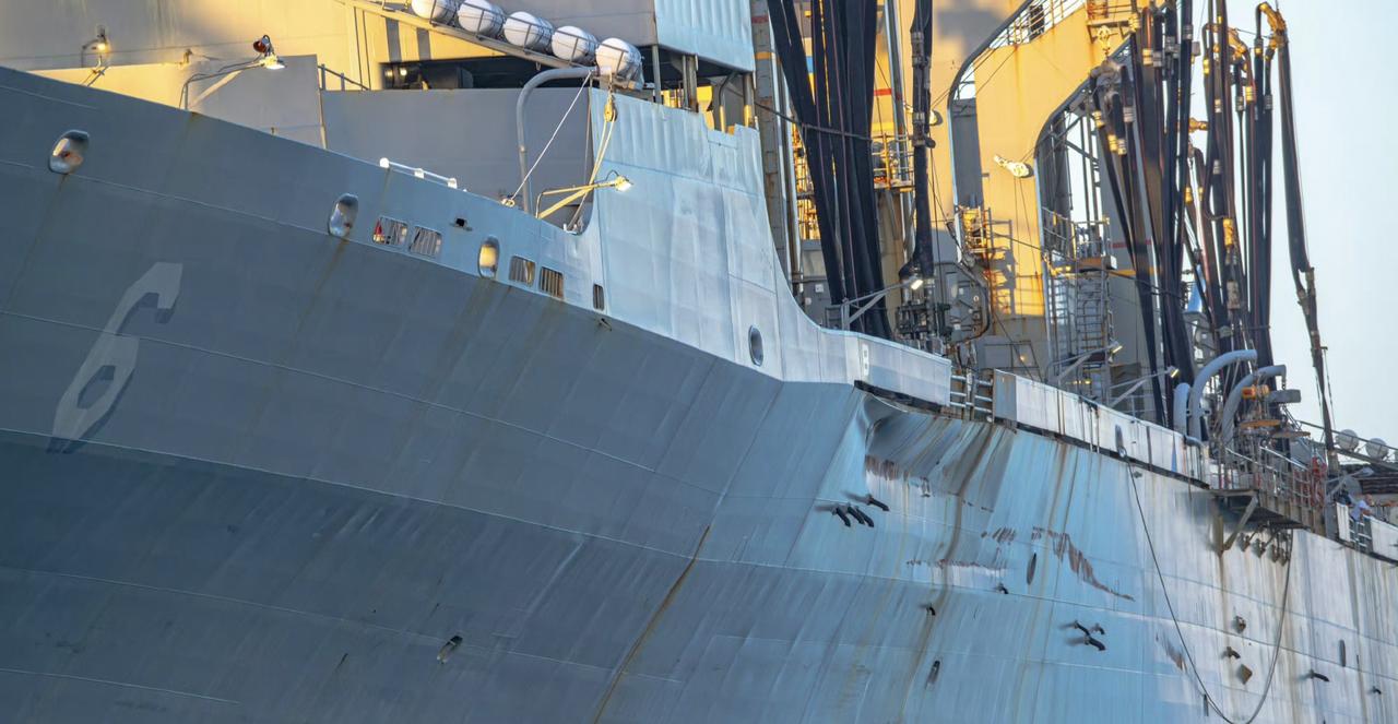 美军补给舰在加勒比海被撞后的样子。​