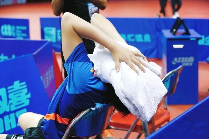 程靖淇的评价太戳心了，王楚钦不仅要扛着中国男队往前跑，还要扛住赛场、心理双重压力