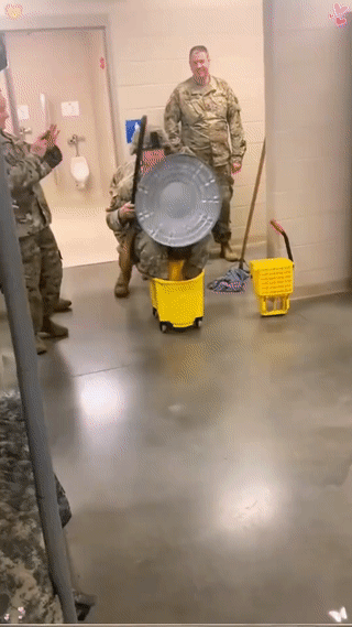 美国大兵也有调皮的时候？毕竟每个人都会有童爱玩的天性。美国军人的无奈