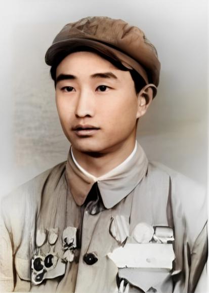 1943年，日军空袭时，八路军一小战士仰面躲在草丛里，看着距离不到100米的敌机
