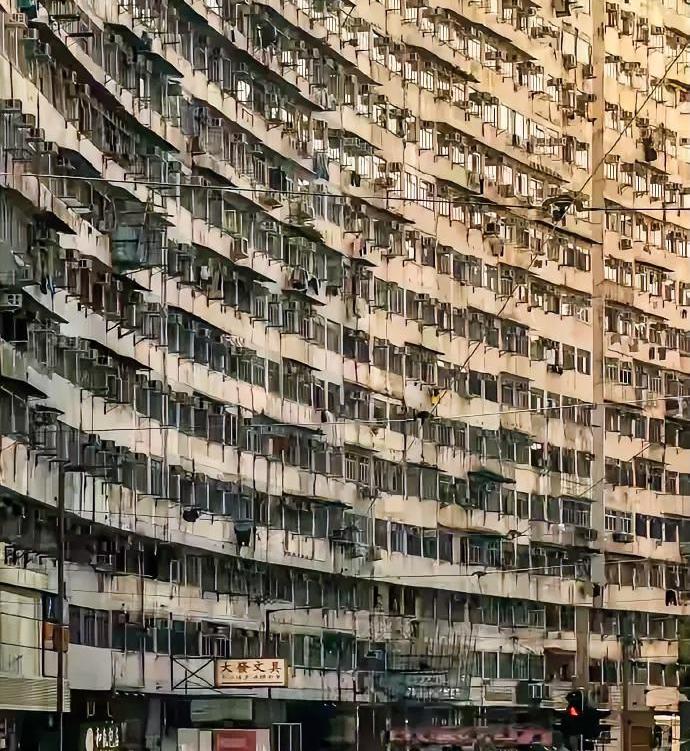 宏福苑大楼为31层算超高住宅建筑，每栋31层高度超过90米，往下看就心惊肉跳，头