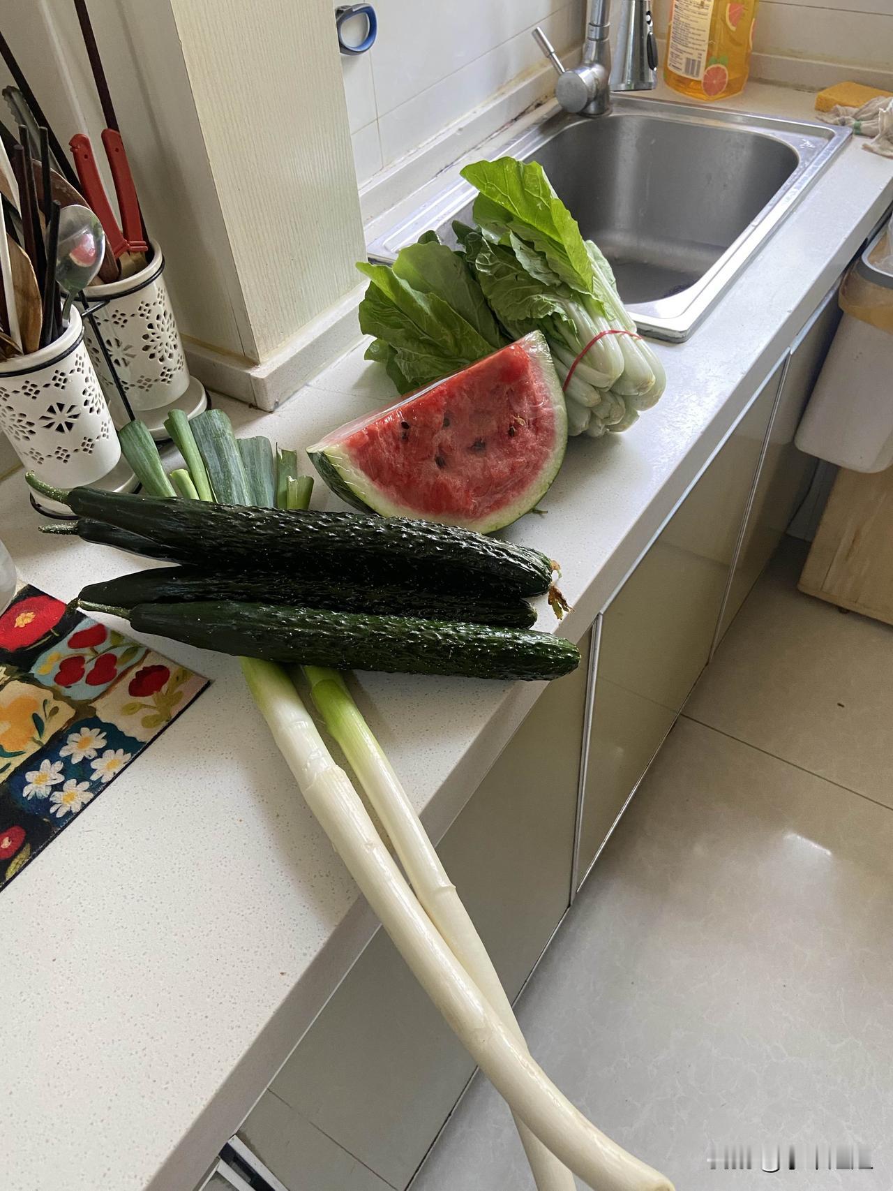 这几天，超市的菜太便宜了！我都感觉我太会过日子了！才花了不到十元钱，买了这么多