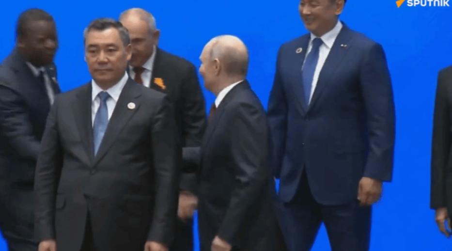 普京不愧是交际达人9月1日比什凯克上合组织峰会散场后，巴基斯坦总理夏巴兹·谢