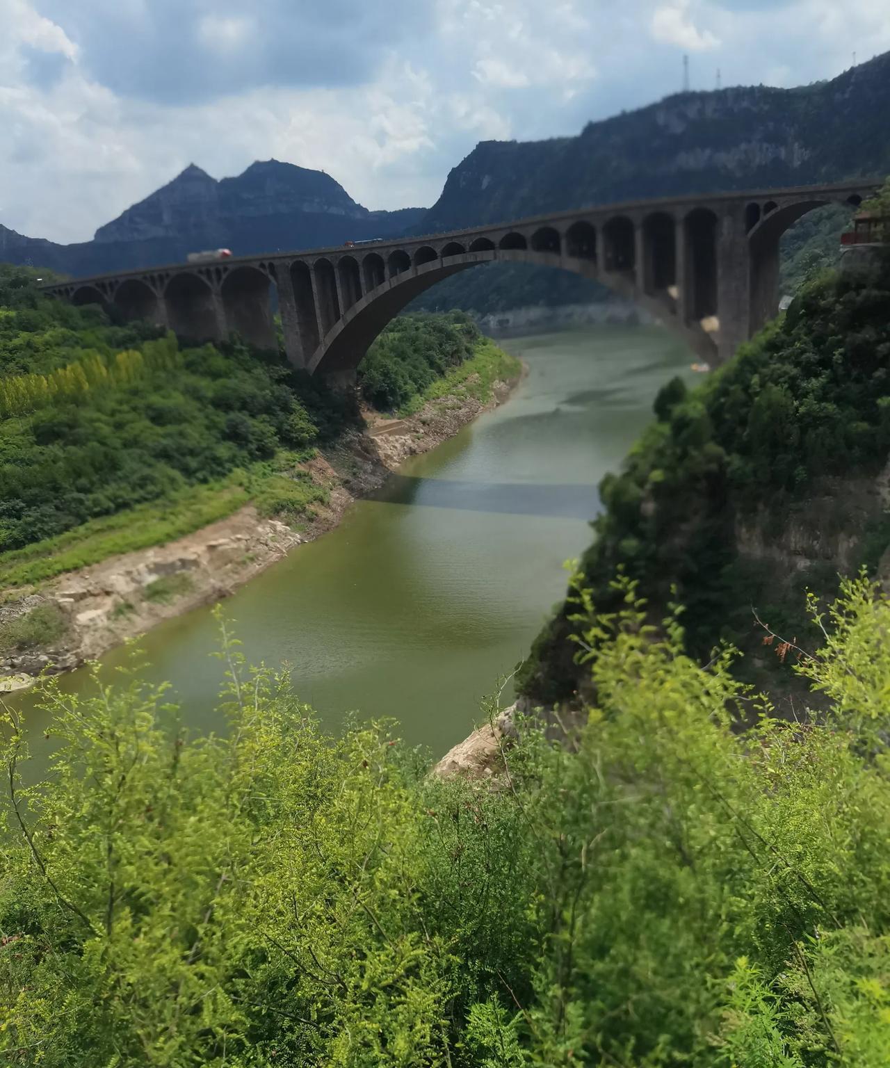 刚从晋城旅游回来，感觉跟吃了苍蝇一样难受。以前总觉得郑州不好，物价贵，还乱闯红灯