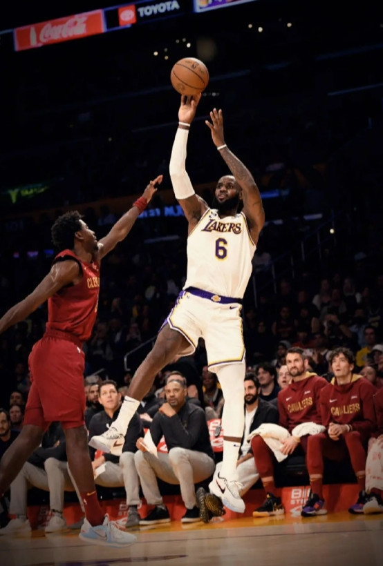 谈谈雷迪克说的詹姆斯归来后进攻问题詹姆斯回归后湖人现在进攻捏合不起来，实际上是