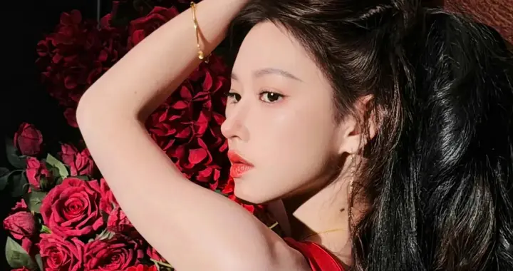 红裙惊艳全场！程潇诠释富贵花的优雅魅力