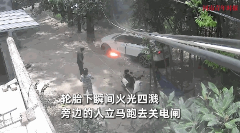 “命真大啊！”6月15日，河南，一位女司机在村里倒车时，不慎压到了车底下的一根电