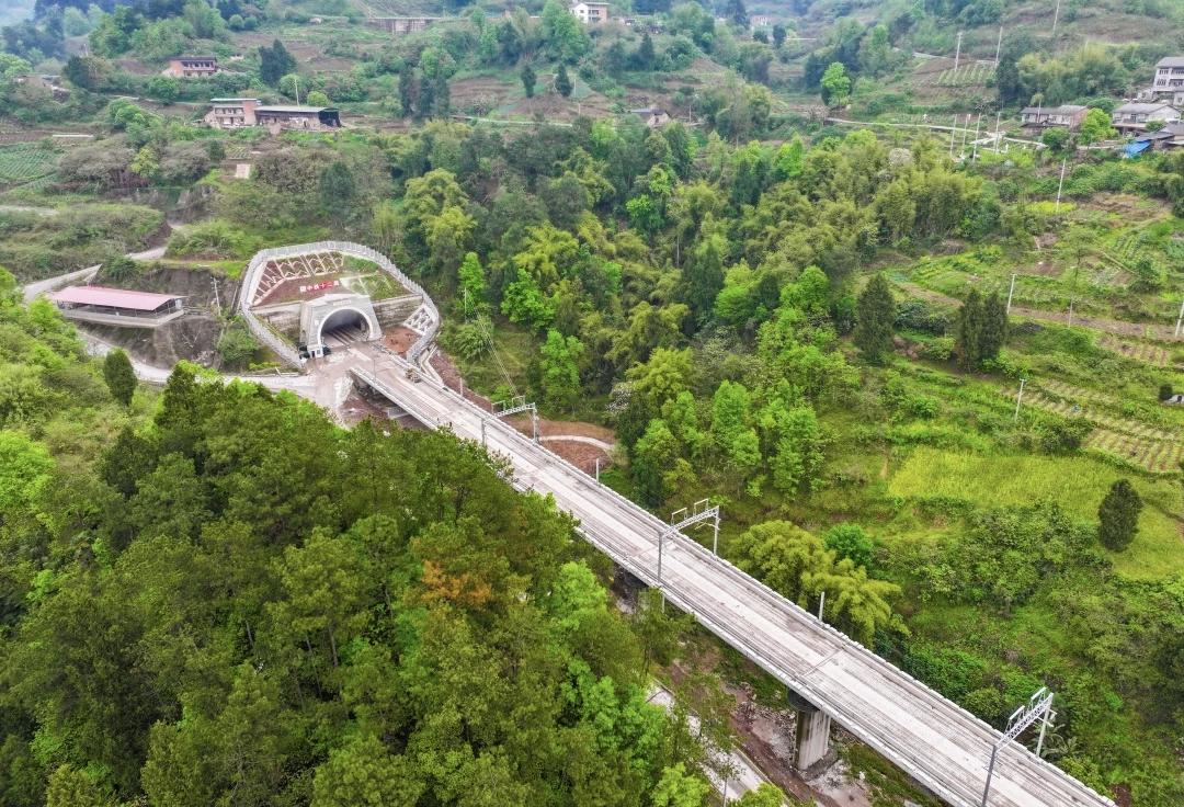 2026年4月12日，新建重庆至万州高速铁路全线控制性工程长岭岗隧道顺利贯通，至
