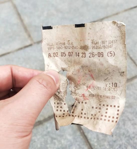 彩友庙前捡到的6+1号码至今仍未验证头奖：当时彩友旅游在庙门口见到该票，单挑号打
