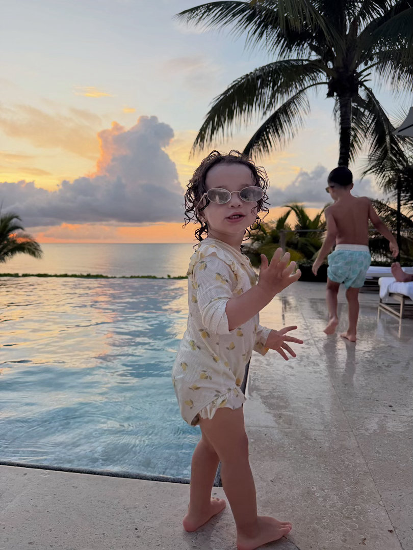 罗妹一家度假中🏖辛苦了放松放松吧🌊罗梅罗：你们是我生命中最美好的部分🔋♥