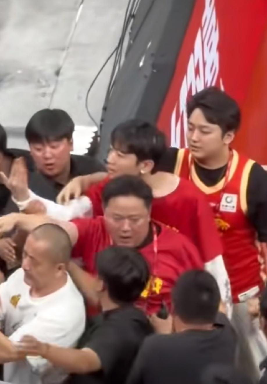 上海男篮103:82浙江广厦男篮，从而以4:1的总比分夺得本赛季cba的总冠军，